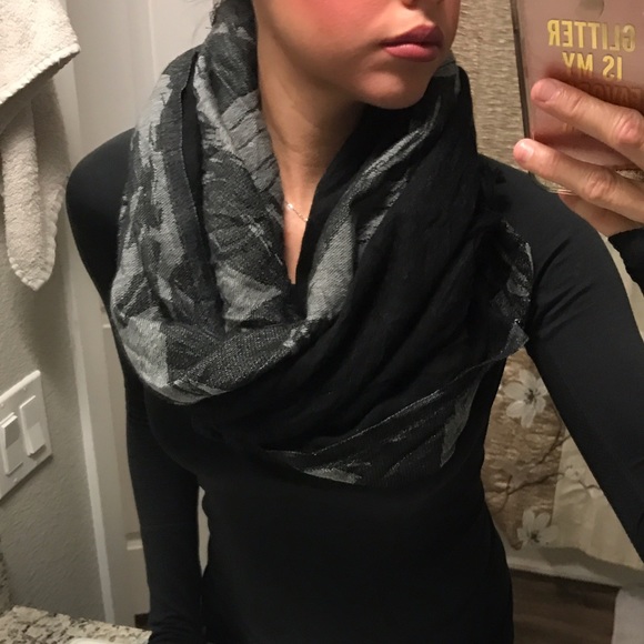 lululemon athletica Accessories - Lululemon Scarf One Size black n gray 💙💙💙💙💙💙💙